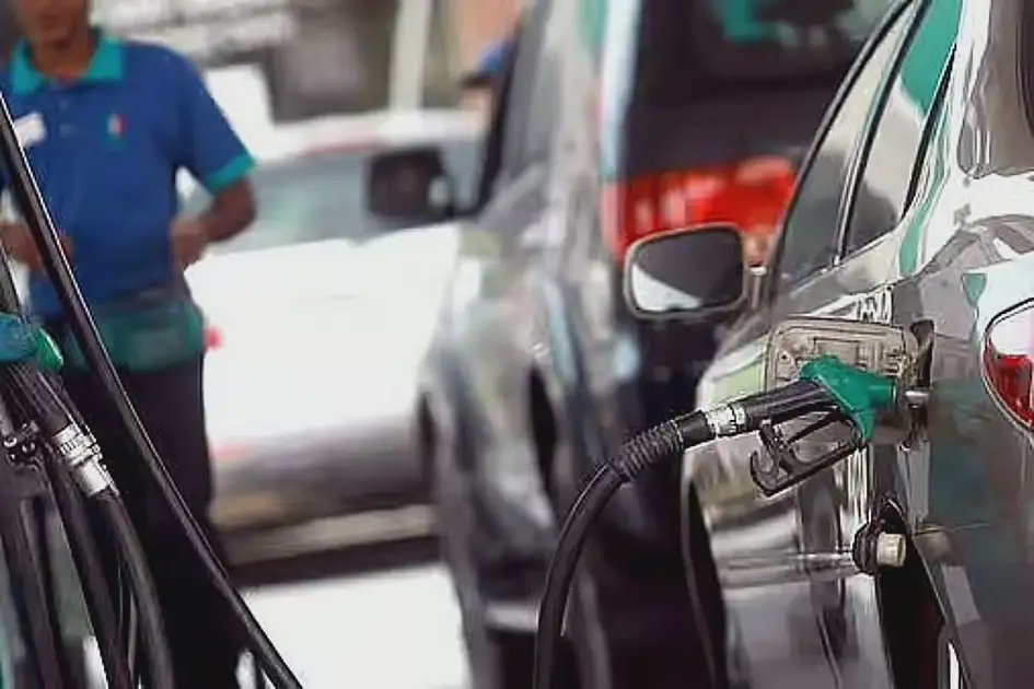 جهش بیش از ۱۶ درصدی قیمت بنزین در امارات، شهروندان به مترو روی می‌آورند